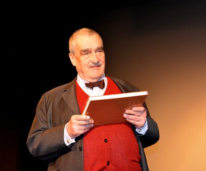 Karel Schwarzenberg při křtu knihy Poslední ráj Adolfa Schwarzenberga v Kulturním centru Panorama v Hluboké nad Vltavou, 2015 Karel Schwarzenberg při křtu knihy Poslední ráj Adolfa Schwarzenberga v Kulturním centru Panorama v Hluboké nad Vltavou, 2015